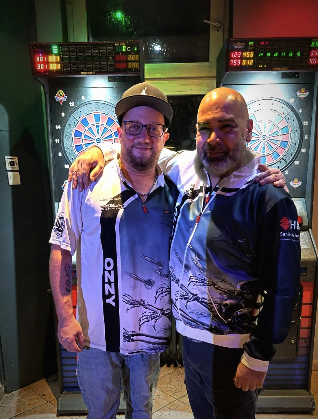 Ali mit Teamkollege an den Automaten